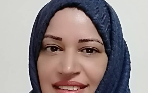 في مرآة الوعي: سقوط الهوية المستعارة – فاطمة عبد الله